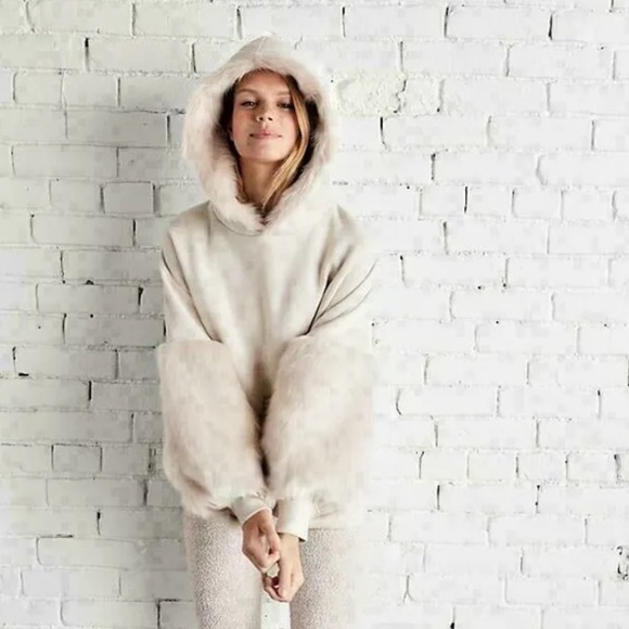 Express Sweaters - Express EUC Womens large faux fur Sweater